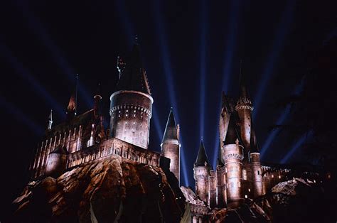 Enchanting Eateries and Bewitching Brews: The Culinary Hotspots of Hogwarts